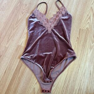 Velvet Lace-Trim Tank Bodysuit in Dusty Rose